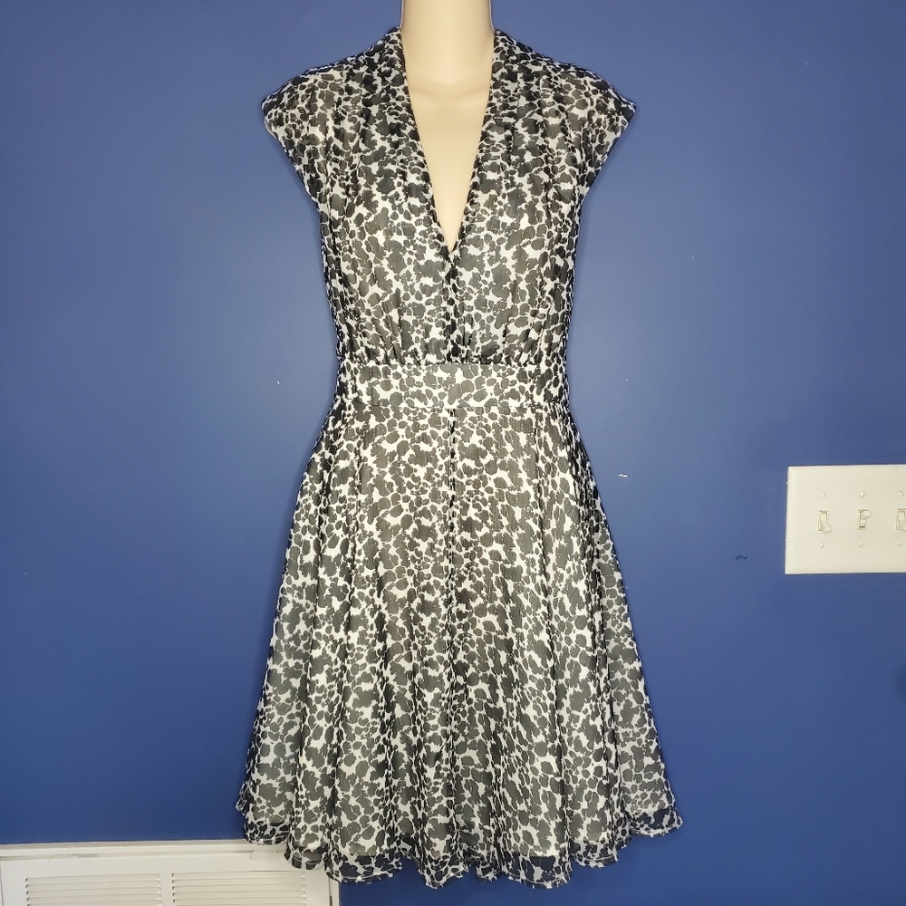 French Connection floral short dress fit and flare deep v-neck sz 10 gray white